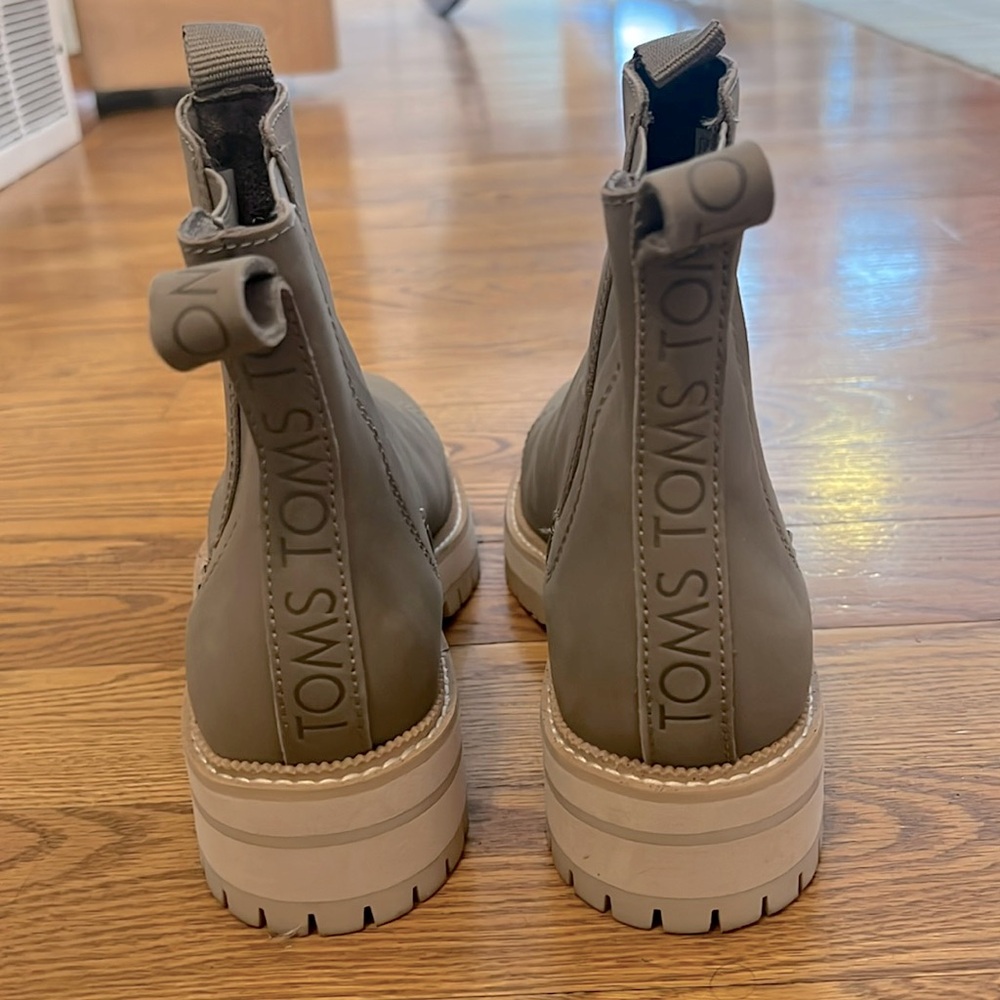 Tom’s boots